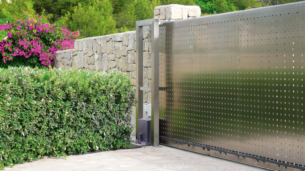 Sommer - Detailaufnahme geschlossenes Schiebetor