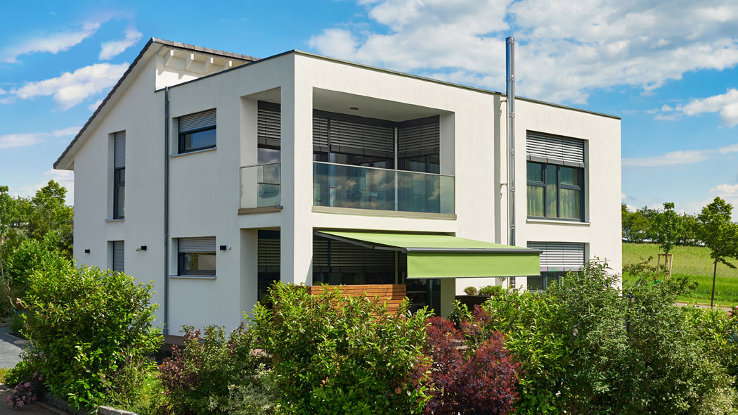 Somfy - Aussenansicht Haus + Terrasse mit Markise
